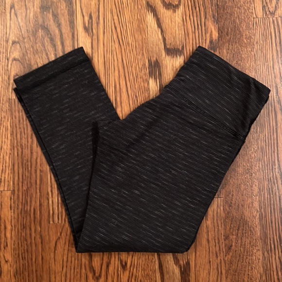 Lululemon Wunder Under Crop ll Size 4 - Picture 2 of 12